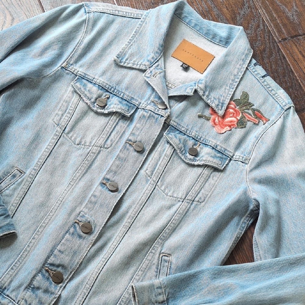 SANCTUARY I Light Wash Embroidered Patch Hummingbird Flower Jean Jacket, XS